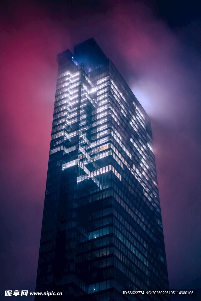 夜幕下的璀璨摩天大楼