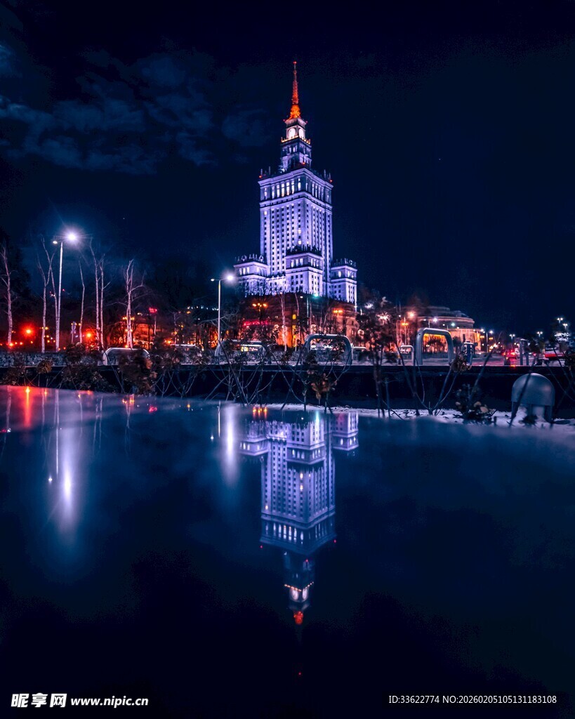 夜晚城市地标建筑美丽倒影
