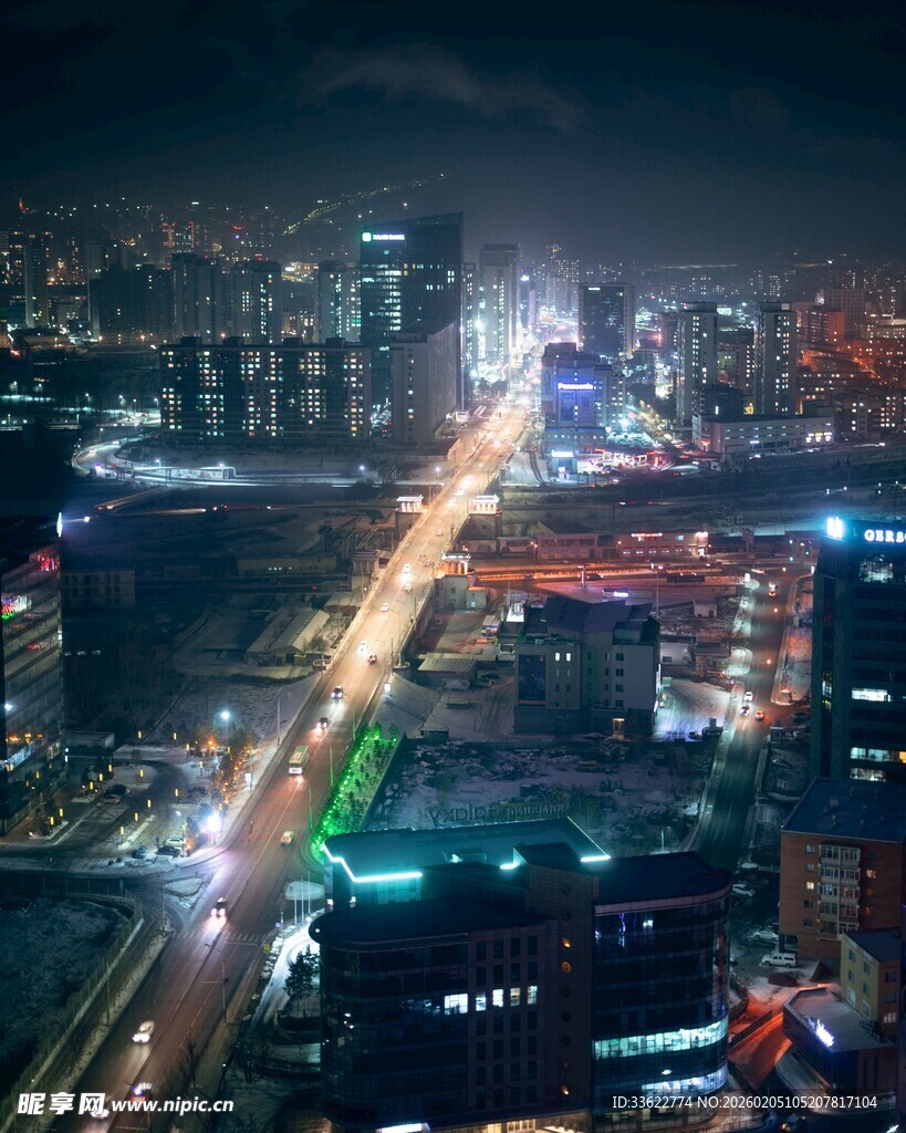 城市夜景中的璀璨交通脉络