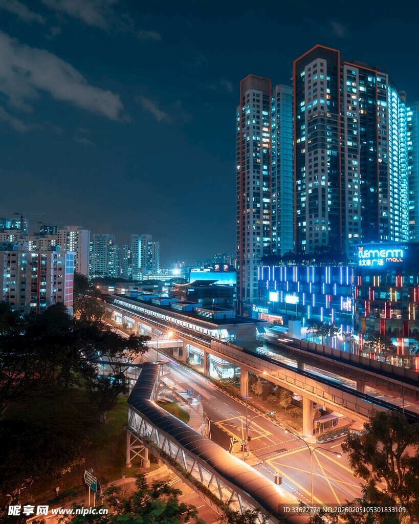 城市夜景中的繁华交通路段
