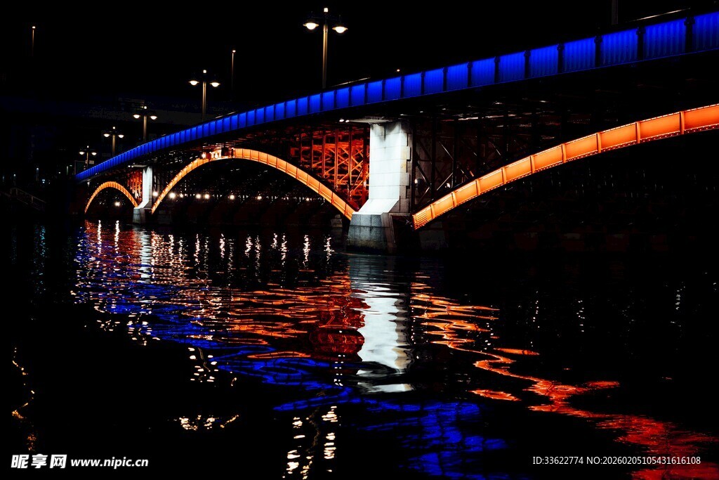 夜晚桥梁绚丽倒影美景