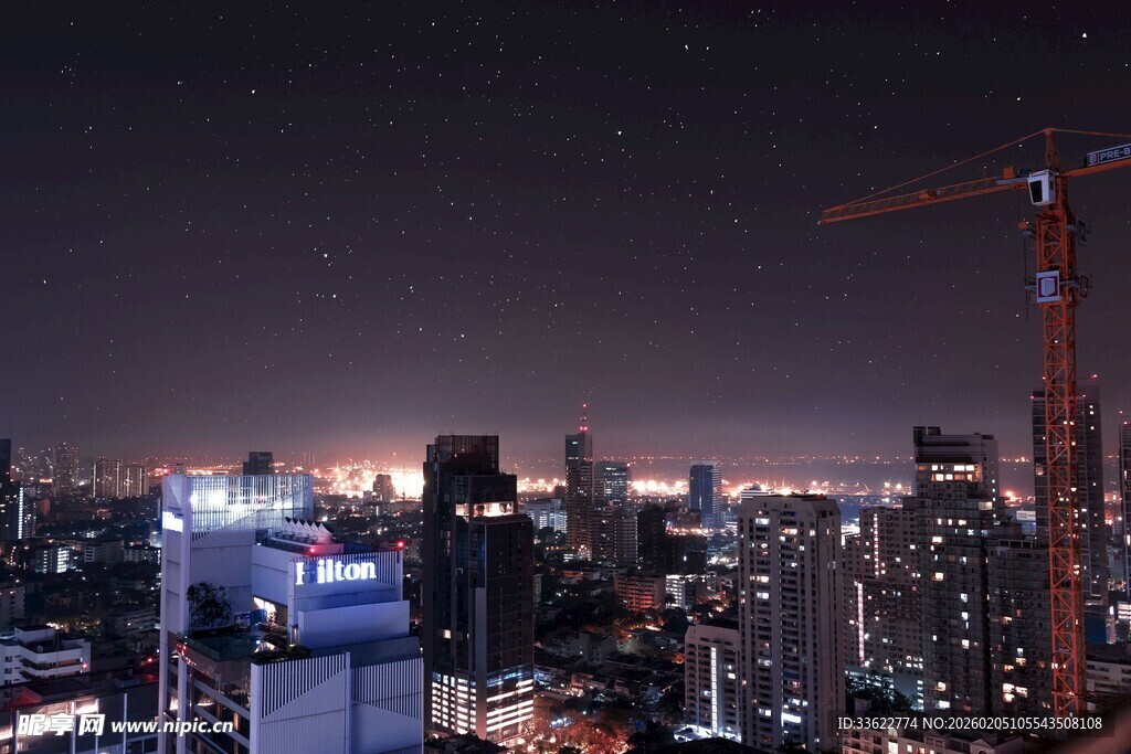 城市璀璨夜景与施工塔吊