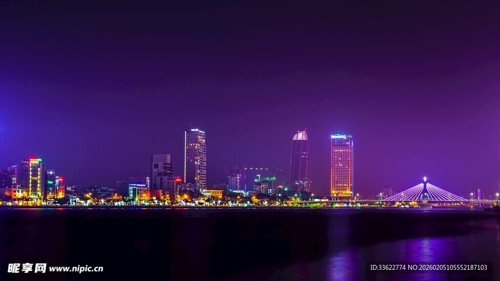 城市夜景璀璨灯光映照