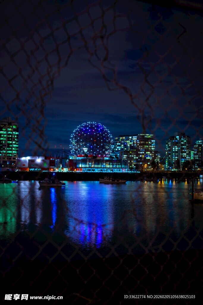 城市夜景中的璀璨摩天轮