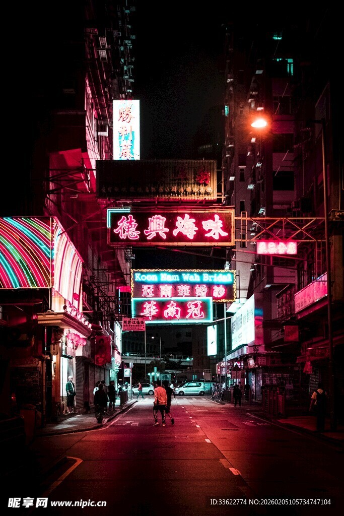 霓虹闪烁的繁华都市街道