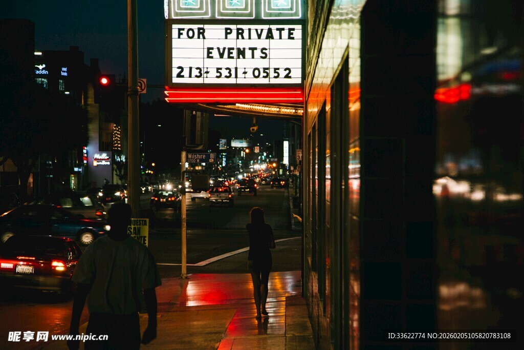 夜晚街头的剧院招牌