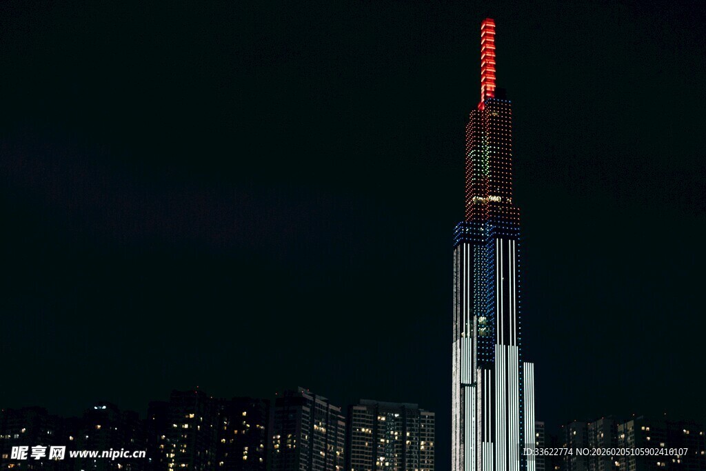 夜幕下的高耸摩天大楼