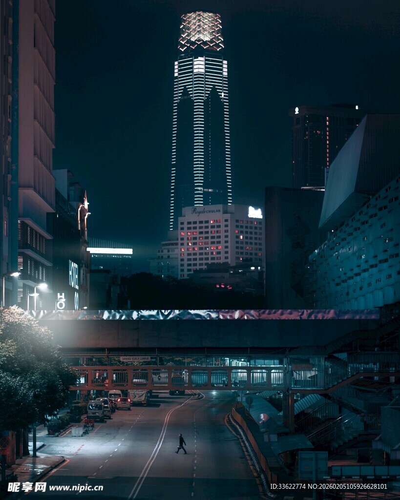 城市夜景中的高耸水塔