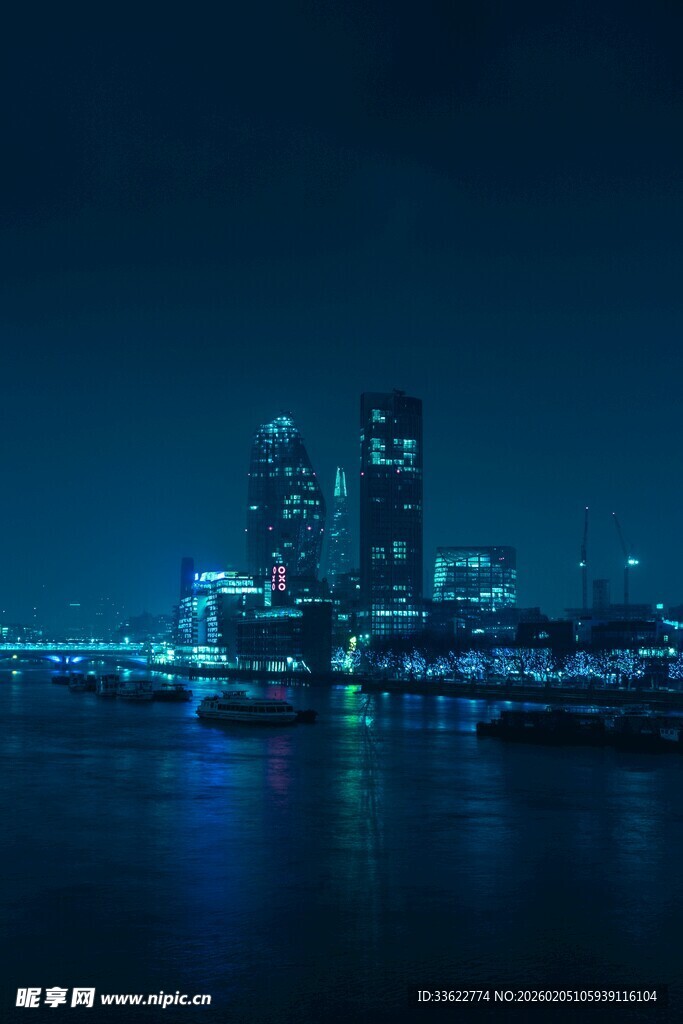 城市夜景下的璀璨水边建筑