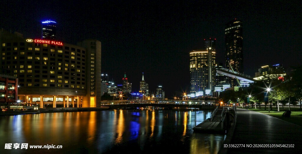 城市夜景下的璀璨河畔