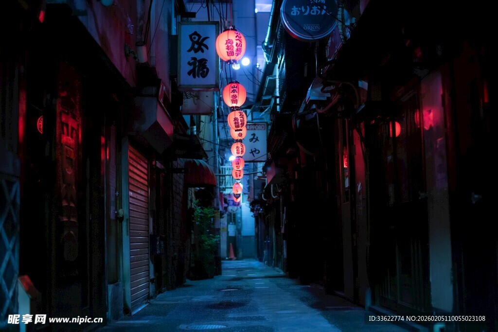 霓虹闪烁的幽谧小巷