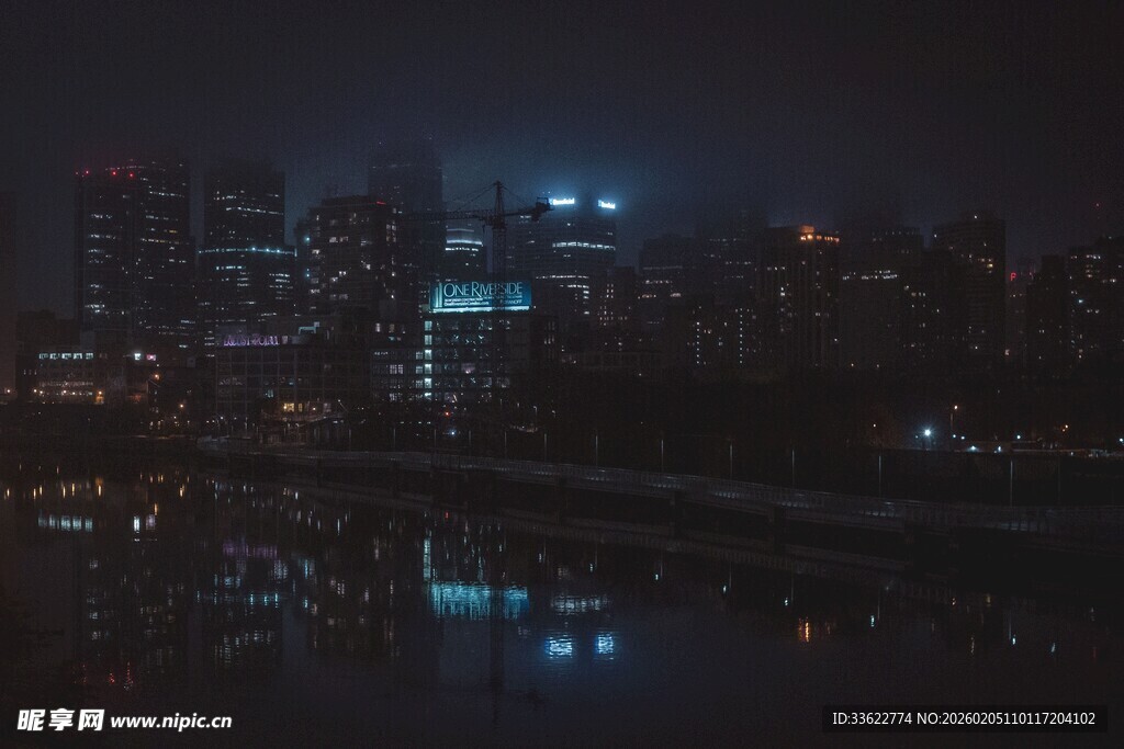 城市夜景的静谧倒影