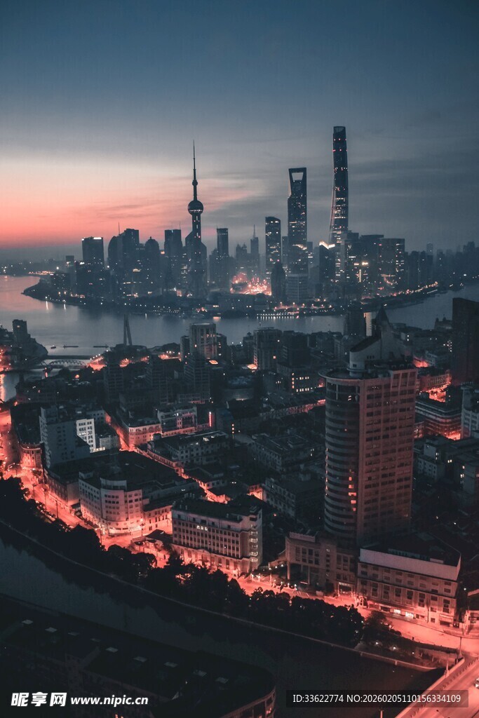 城市暮色中的璀璨灯火