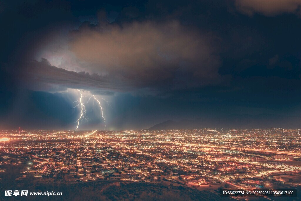 城市上空闪电夜景奇观