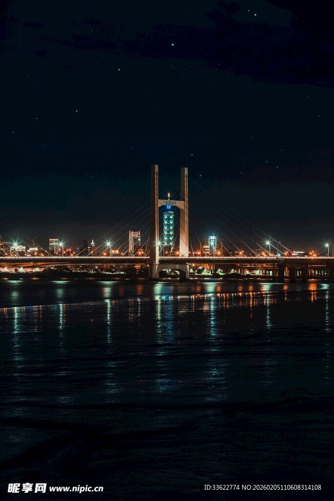 夜晚璀璨的桥梁夜景