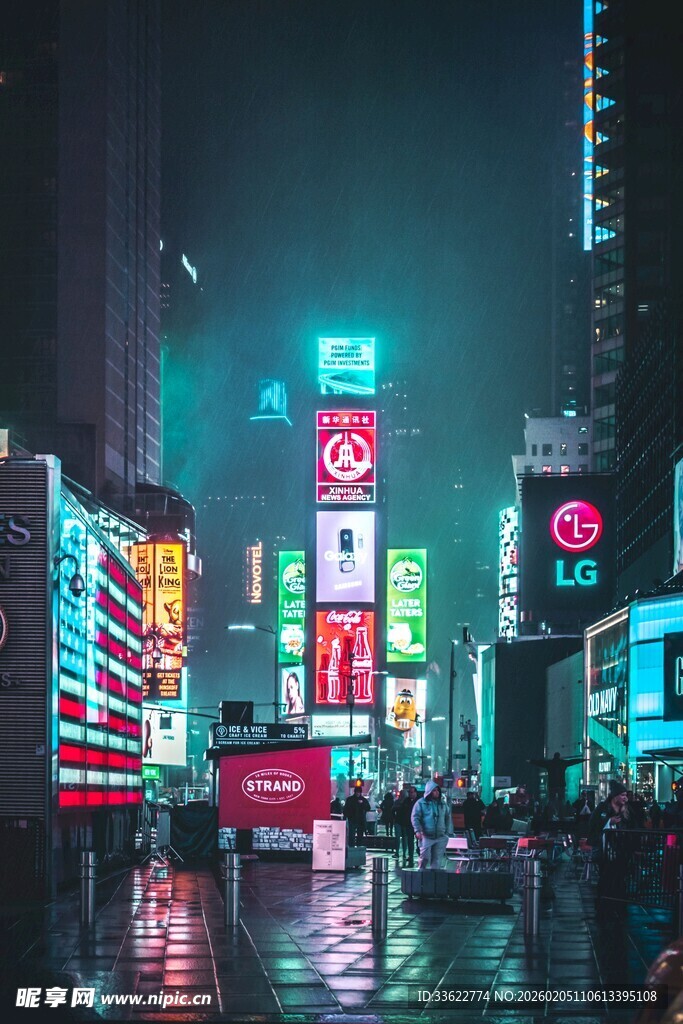 雨夜都市霓虹街景