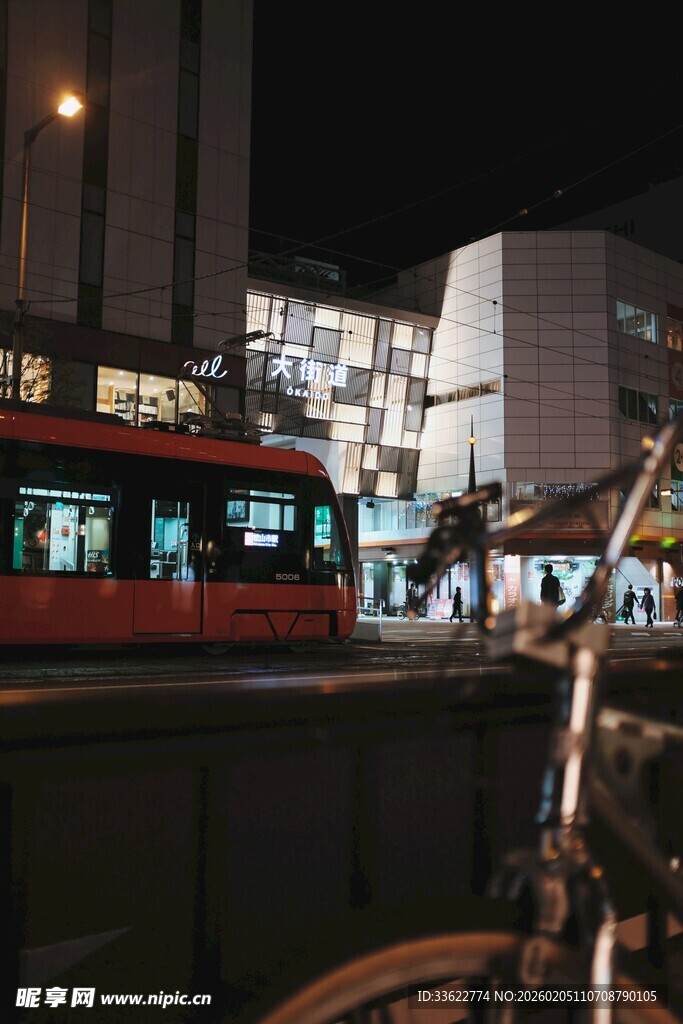 夜晚城市街道的多彩景象