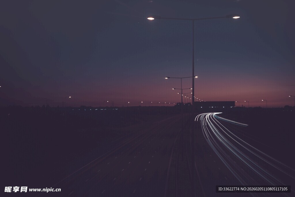 夜幕下的公路与天际线