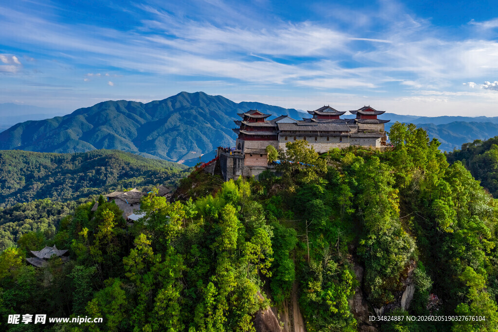 山巅古建映于葱郁山林