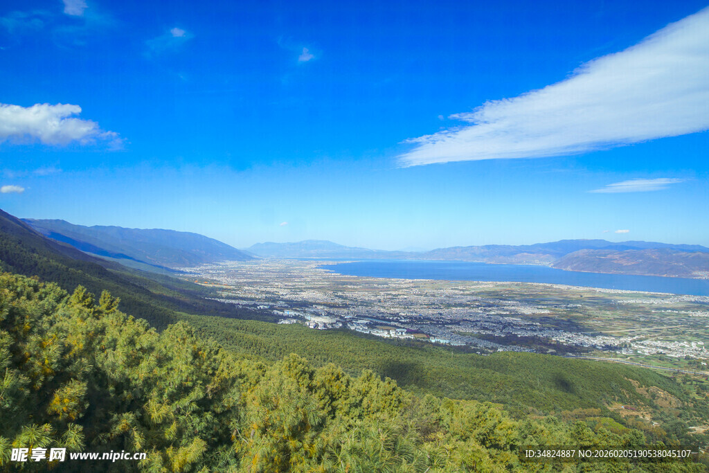 青山蓝天间的开阔美景