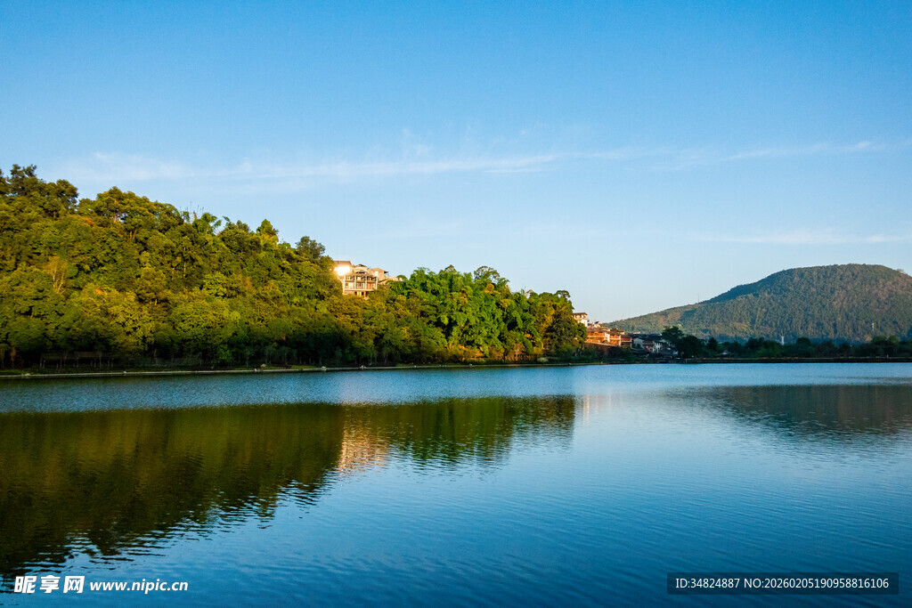 宁静湖畔风光