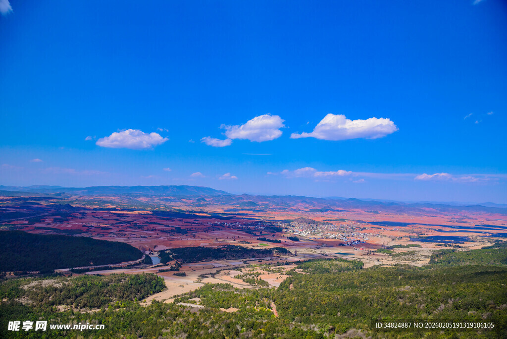壮丽山景与蓝天白云