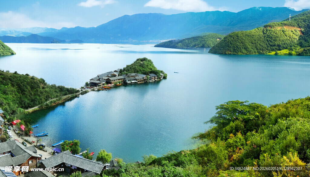 湖光山色中的宁静美丽村落