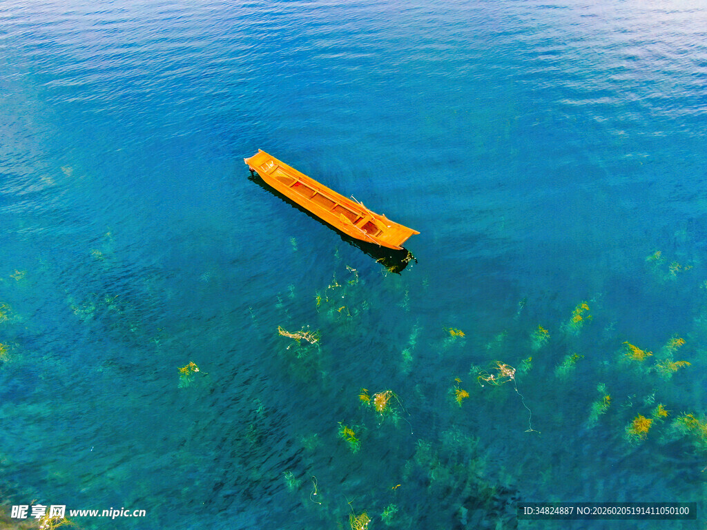 清澈海水中的黄色小船