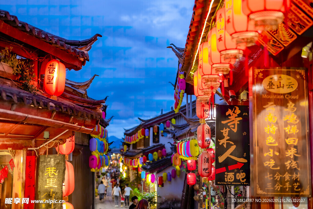 古街夜景灯火阑珊的中式风情