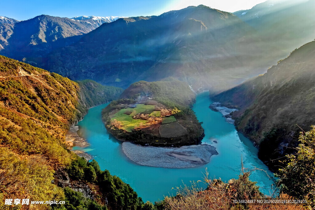 壮丽山河中的碧绿河湾