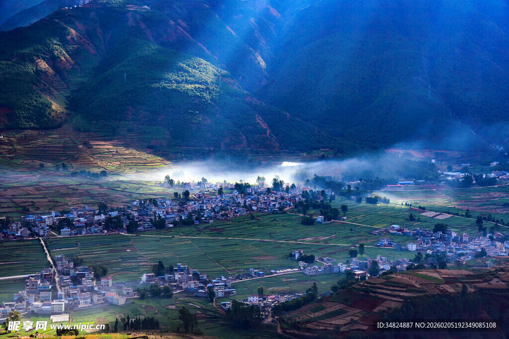 山间村落晨光美景