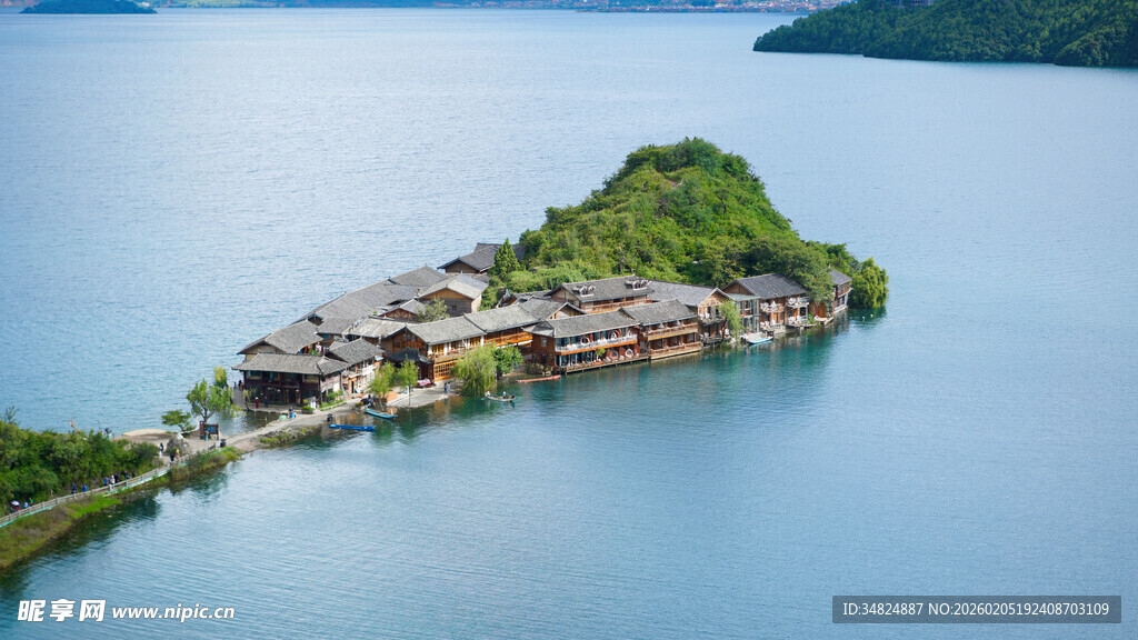 湖中小岛的美丽村落