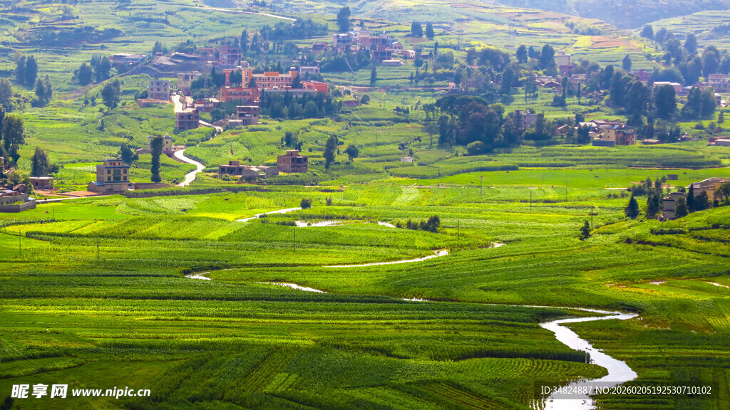 山间绿野蜿蜒小路美景