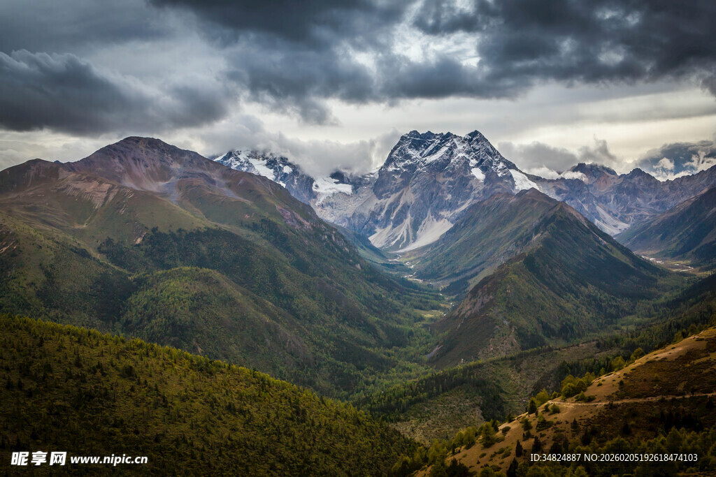 壮丽山景云雾缭绕山峦