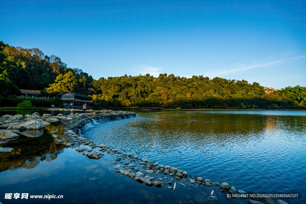 湖畔秋景宁静自然之美