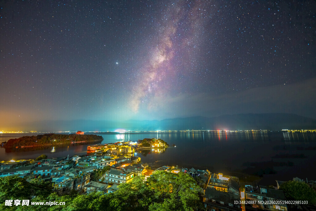 海边璀璨星空下的城市夜景