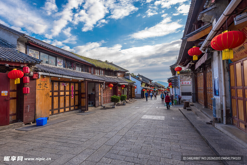 古街风貌红灯笼装点小巷