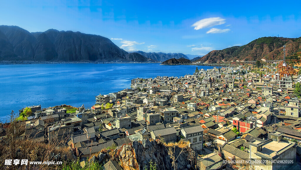 依山傍海的美丽城镇风光