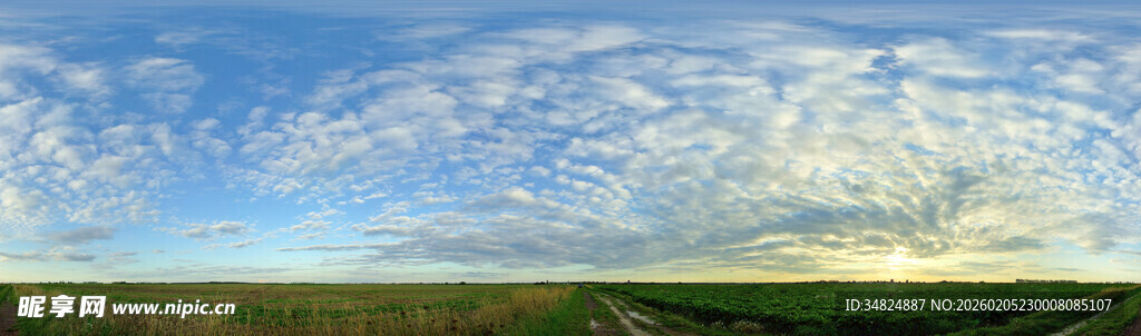 广袤草原上的蓝天白云