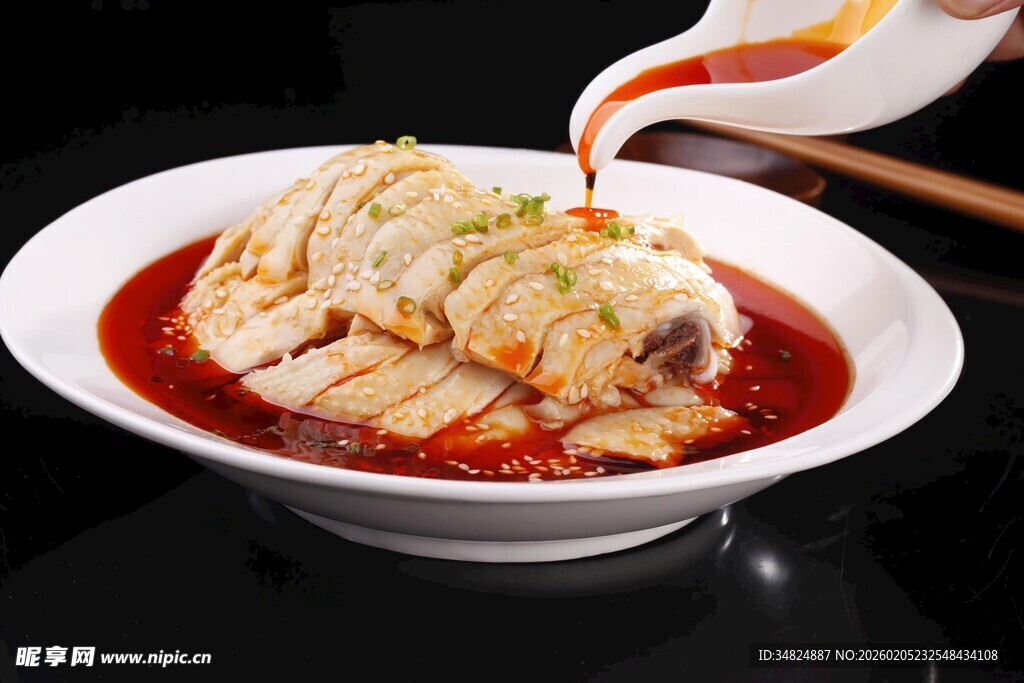 红油浇淋的美味白切鸡肉