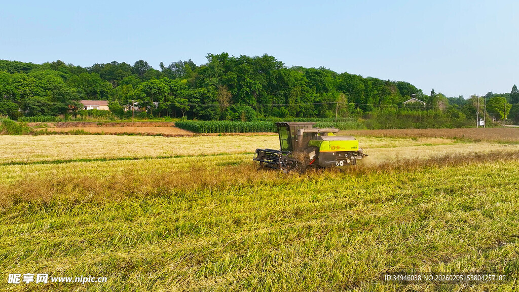 田野中作业的农业机械