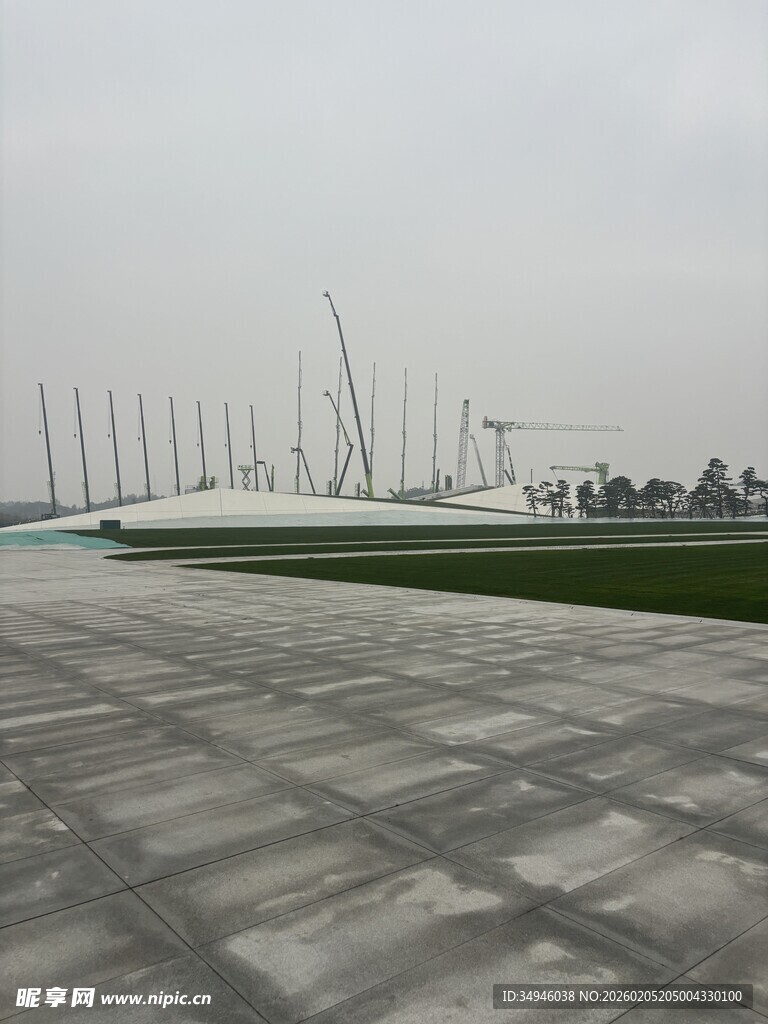 空旷场地与远立桅杆