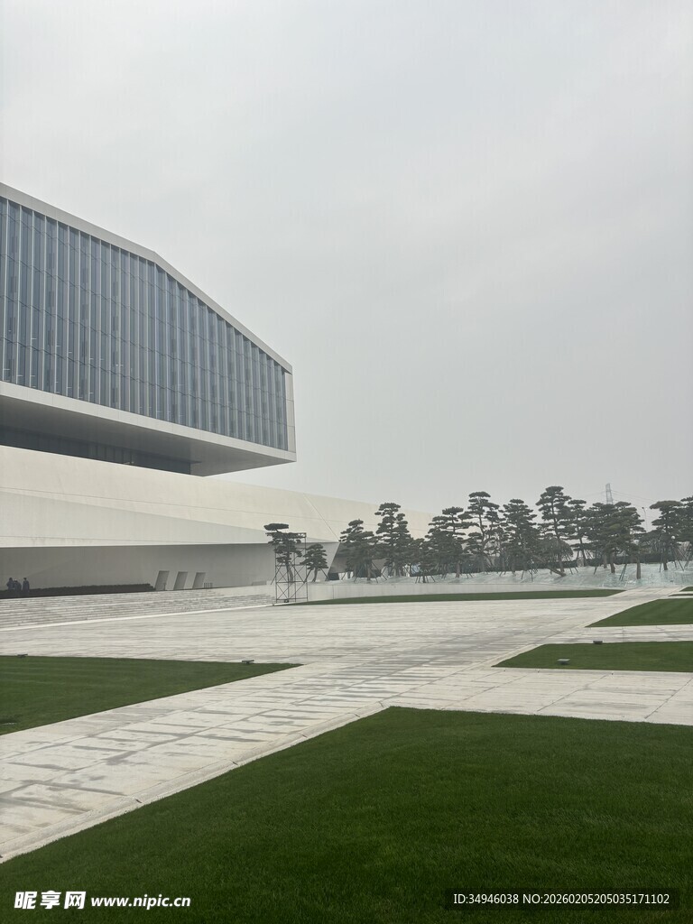 现代风格建筑与开阔草坪