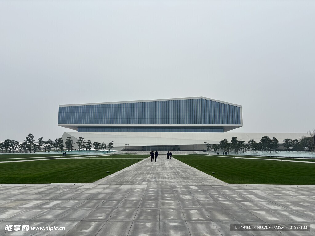 现代建筑前的开阔广场