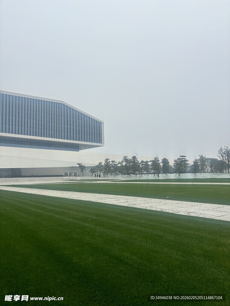 现代建筑旁的开阔绿草地