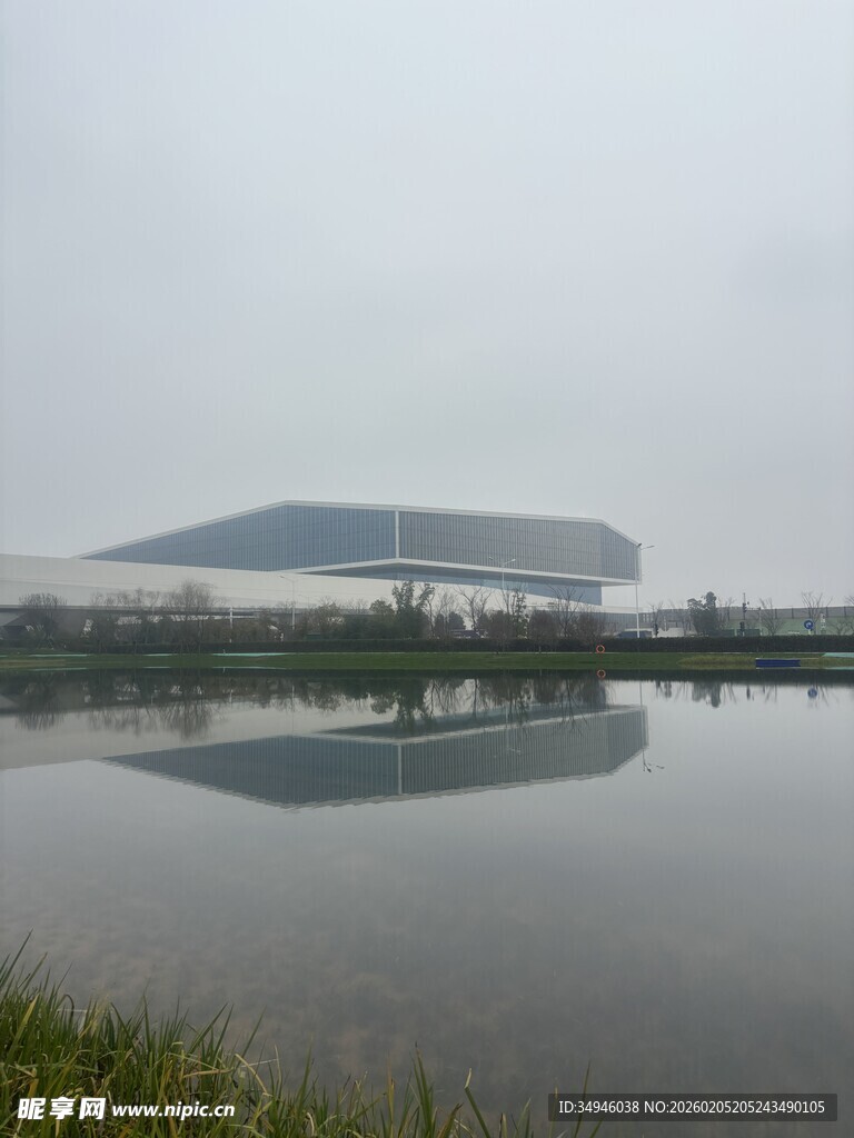 湖畔建筑倒影风景如画