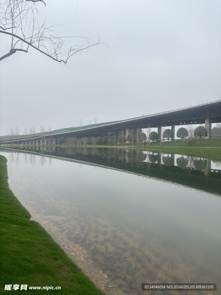 河畔桥梁与静谧水面景观