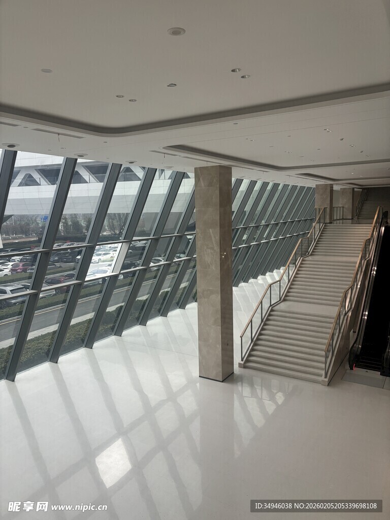 现代宽敞室内玻璃楼梯空间