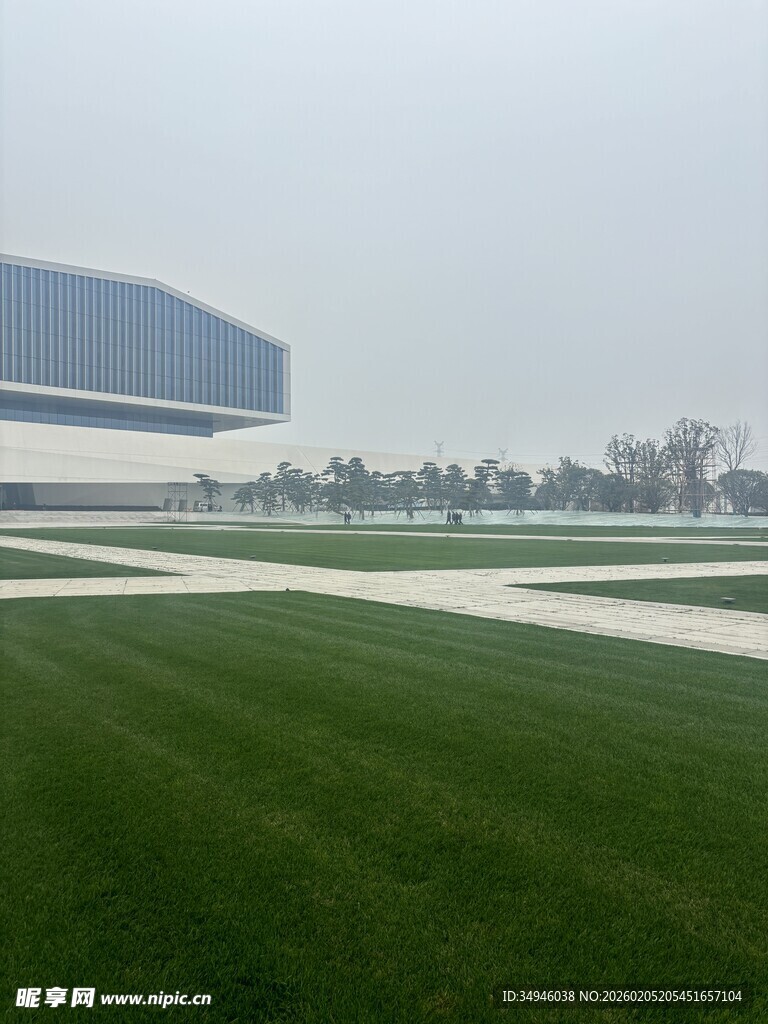 现代建筑旁的翠绿草坪