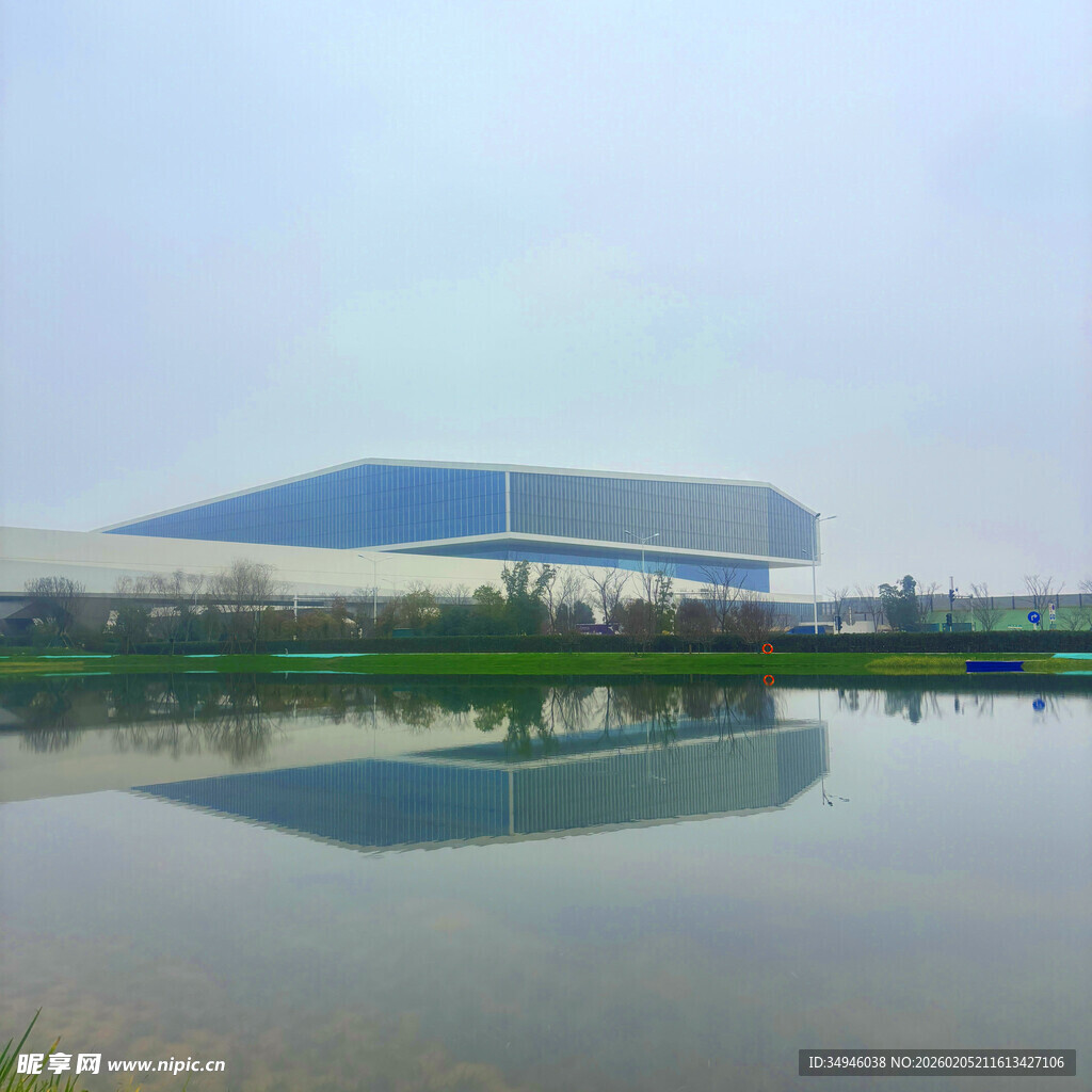 湖畔现代建筑倒影美景